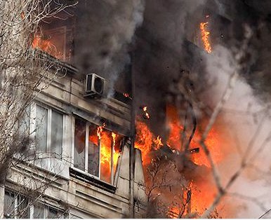 При пожаре в девятиэтажке один человек погиб, 30 эвакуировали
