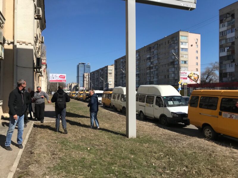 “Мы просто поломались”: около 30 водителей маршруток устроили в центре Волгограда народный сход