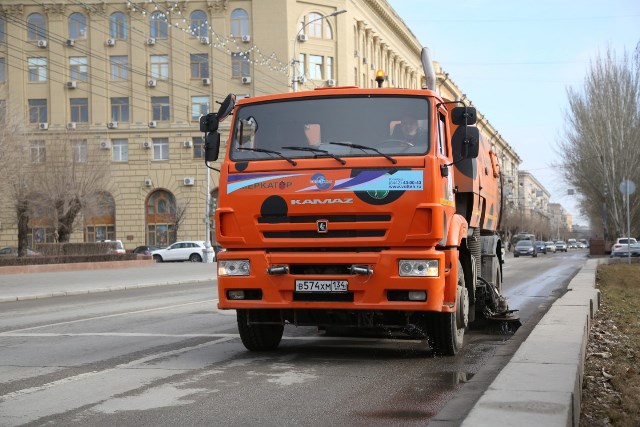 Улицу Советскую в Волгограде оставили без земли и припаркованных машин