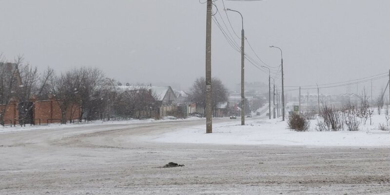 Погода в Волгоградской области вынудила работников обрабатывать дороги