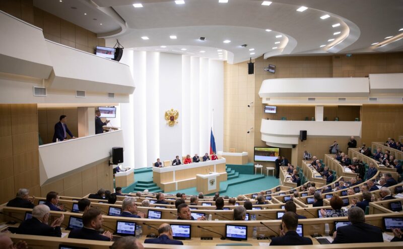 Совет Федерации одобрил законопроекты по цензуре и оскорблению госвласти