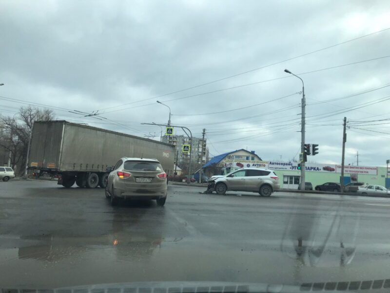 Закружило: в Кировском районе Волгограда столкнулись два автомобиля