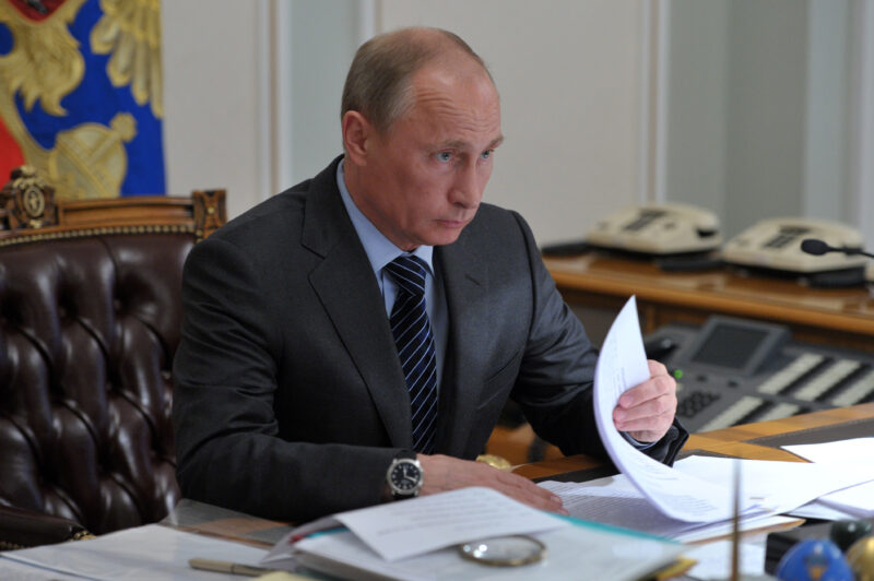 Владимир Путин подписал законопроекты о “фейкньюс” и оскорблении органов госвласти