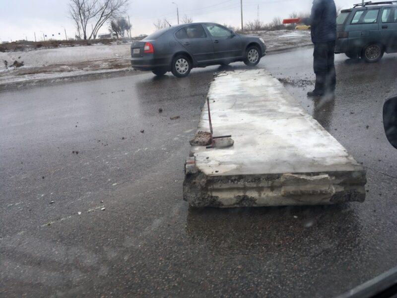 На развязке у Мамаева кургана КАМАЗ уронил бетонную плиту
