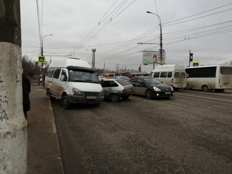 В Волгограде пьяный водитель на легковушке протаранил маршрутку