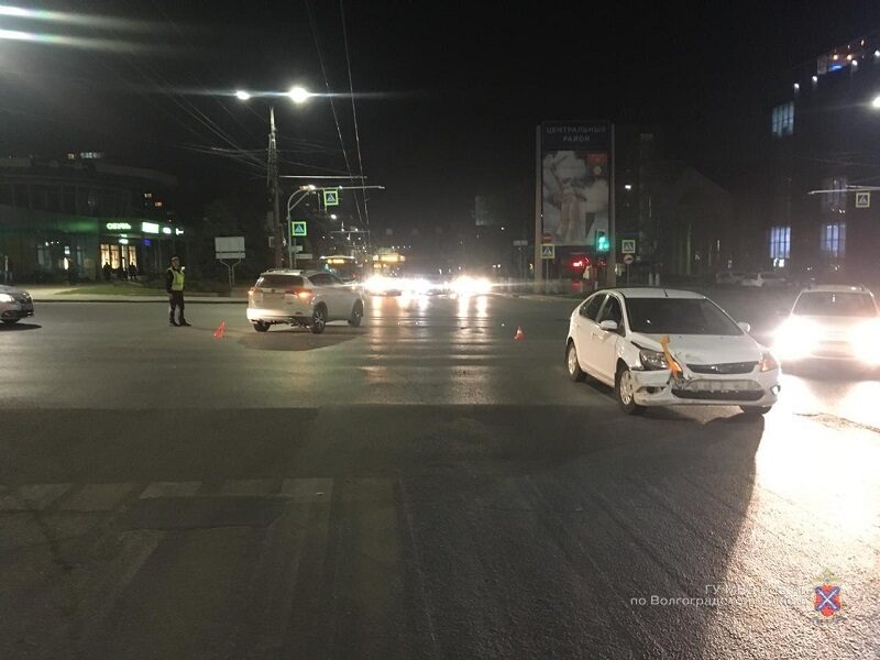В центре Волгограда в ДТП пострадала 4-летняя пассажирка Toyota RAV4