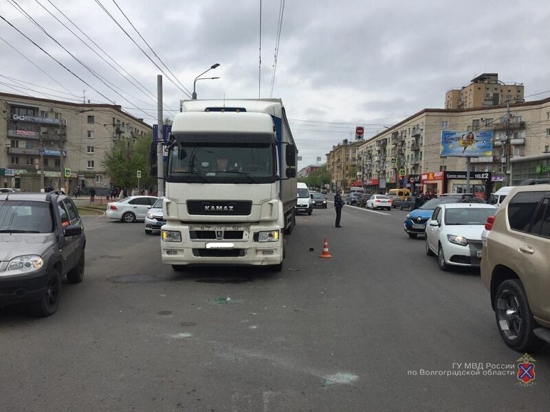 В центре Волгограда Renault Logan столкнулся с Камазом: четверо пострадавших