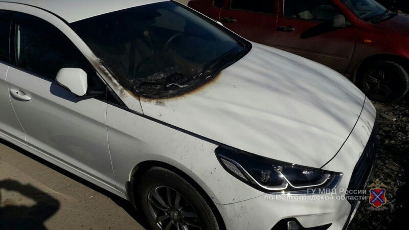 В Красноармейском районе возмущённый мужчина поджёг иномарку около дома