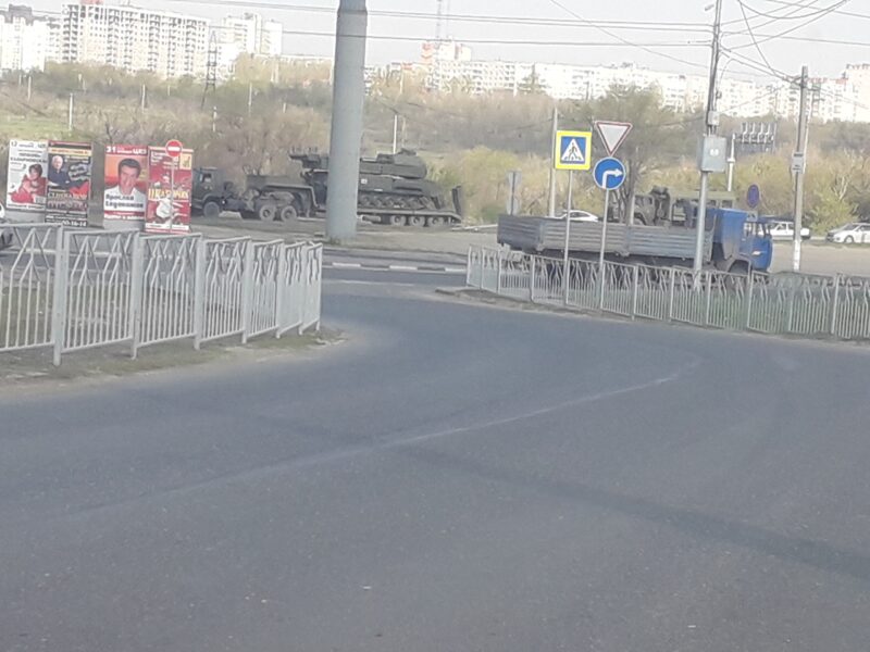 В Волгограде тягач с военной техникой снес фонарный столб у Мамаева кургана