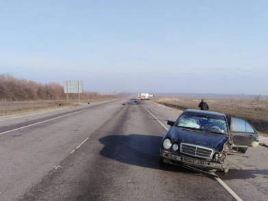 В Михайловке «Мерседес Бенц Е200» на полной скорости столкнулся с тягачем: есть пострадавшие