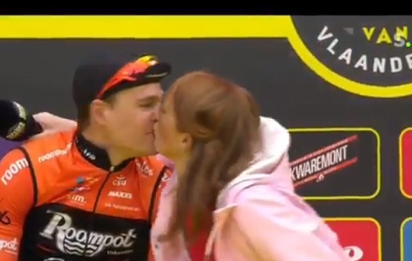 Бельгийская журналистка поцеловала велогонщика во время интервью