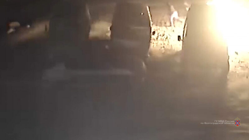 В Тракторозаводском районе Волгограда двое неизвестных сожгли четыре автомобиля