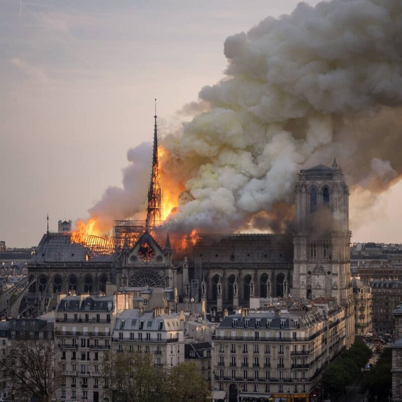 Обрушилась крыша: собор Парижской Богоматери в огне. ВИДЕО