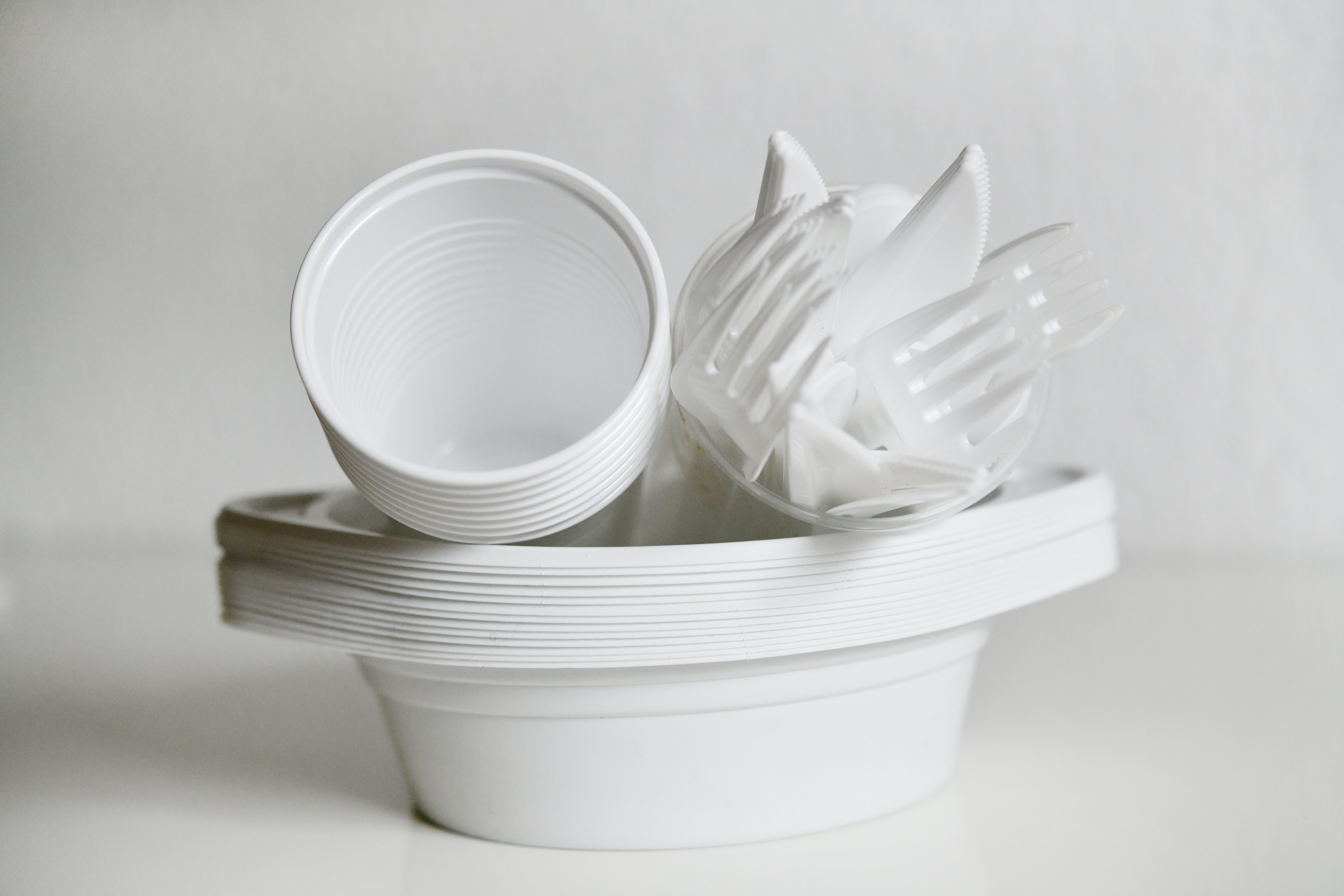 Купить одноразовую посуду пластиковую. Пластиковая посуда. Посуда одноразовая пластиковая. Красивая пластиковая посуда. Пластмассовая разовая посуда.