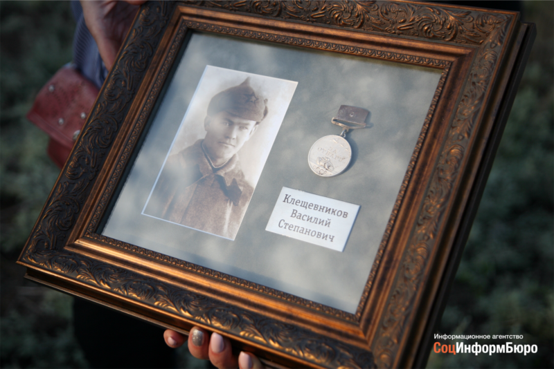 “Звезда нашла героя”: родственникам погибшего под Сталинградом танкиста вручили его медаль