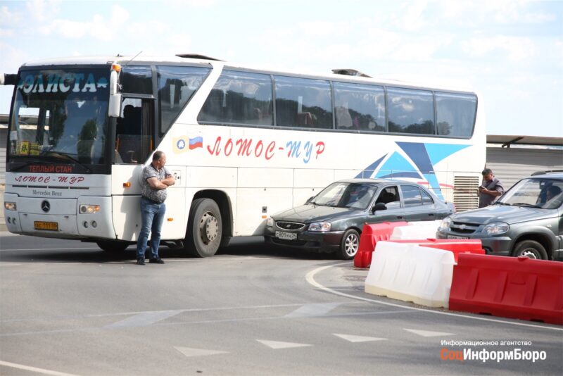 Элистинский автобус попал в аварию на Нулевой Продольной в Волгограде