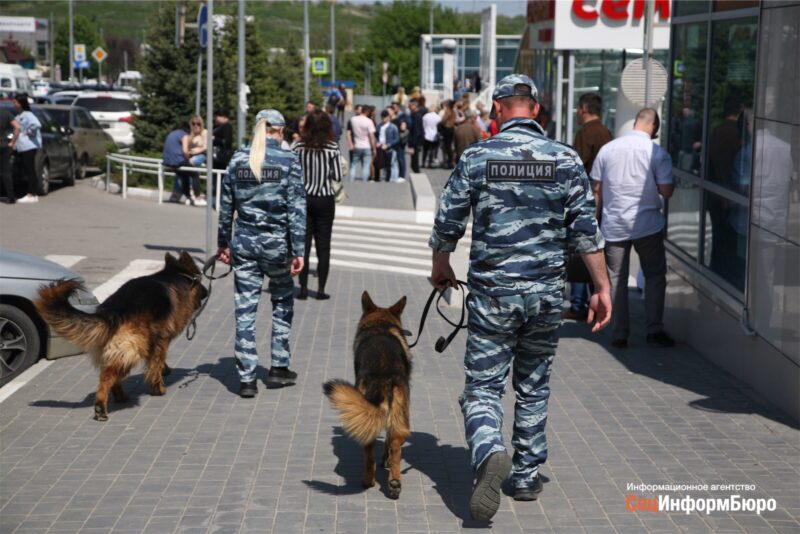 В Волгограде под проливным дождём эвакуируют тысячи людей