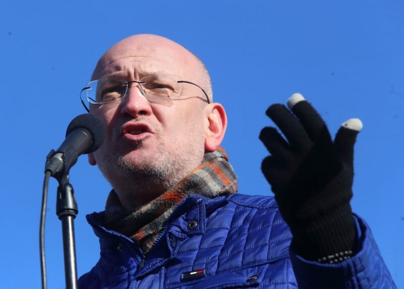 Депутат Резник стыдливо спрятался от журналистов после поездки в Чехию