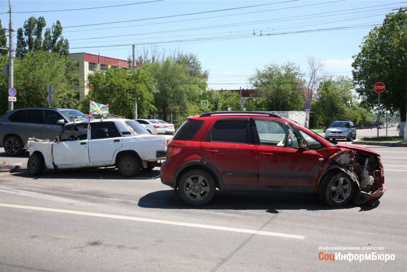 В Волгограде День пограничника в разгаре: “зеленые фуражки” угодили в серьезную аварию на Мамаевом кургане