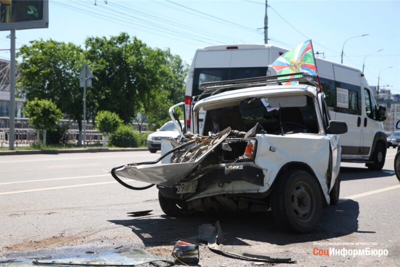 В Волгограде День пограничника в разгаре: "зеленые фуражки" угодили в серьезную аварию на Мамаевом кургане