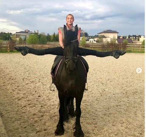 В своем репертуаре: Волочкова сделала шпагат на коне