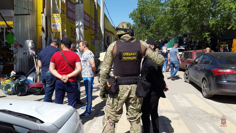 В Волгограде на рынке задержали незаконного мигранта