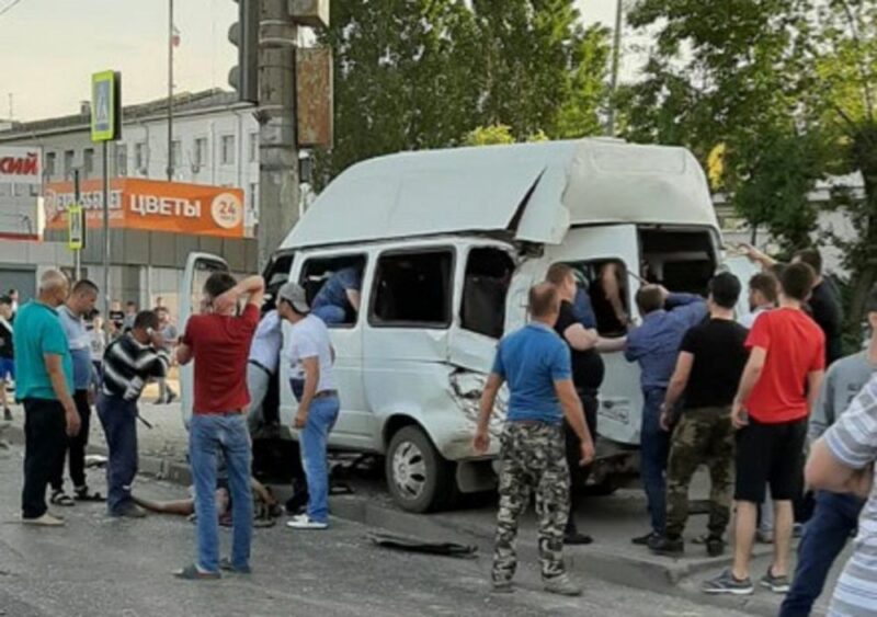 В Волгограде задержали водителя фуры, протаранившего маршрутку 15С