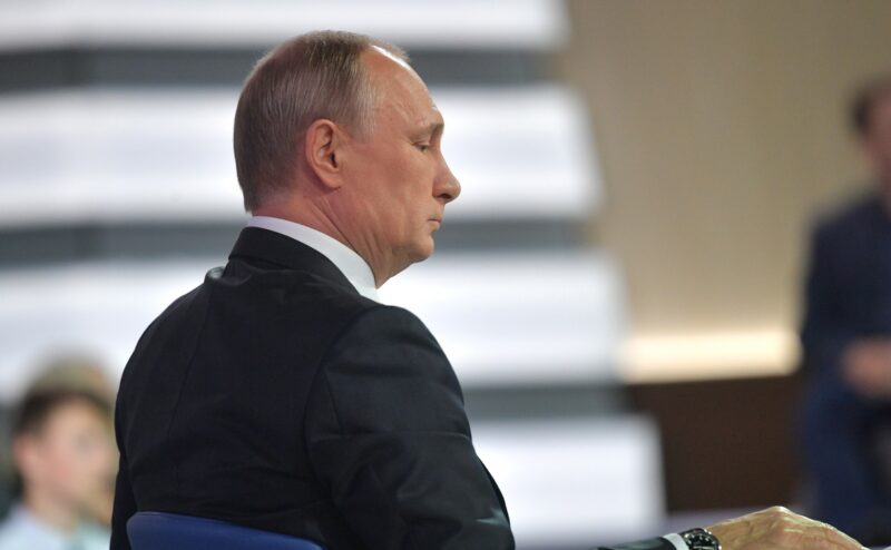 СМИ узнали детали записки, за потерю которой Путину стыдно