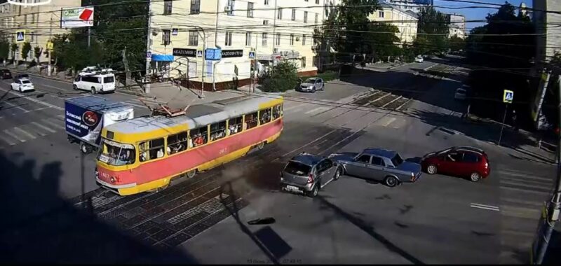 В Волгограде из-за ДТП с участием трамвая и “Рено Сандеро” образовалась огромная пробка