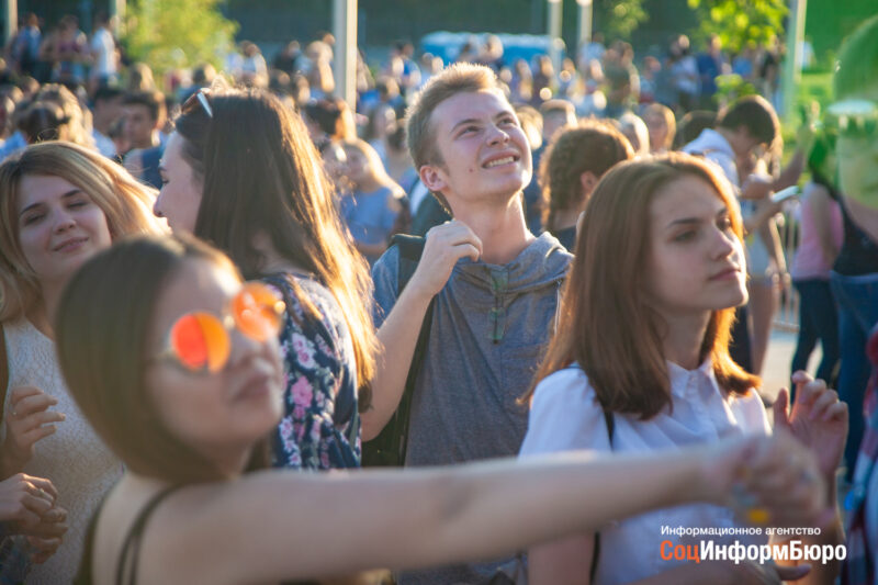 В Волгограде для выпускников состоялся большой праздник с фейерверком. ФОТО