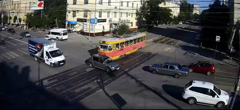 В Волгограде из-за ДТП с участием трамвая и "Рено Сандеро" образовалась огромная пробка