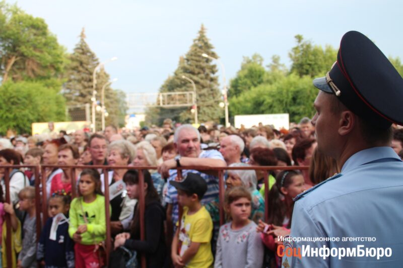 В Волжском прошел первый гала-концерт в честь празднования Дня города