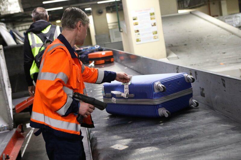 В аэропорту Гумрак выявили крупные хищения багажа
