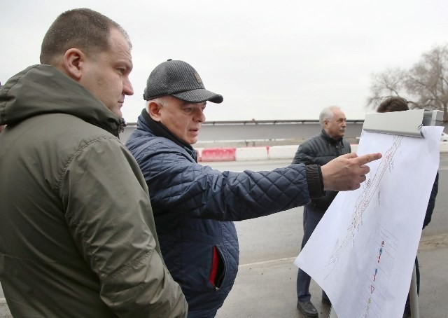 В Волгограде развязку на рокадной дороге оборудуют капитальными ограждениями