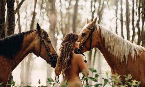 41-летняя Анфиса Чехова оголилась рядом с лошадьми