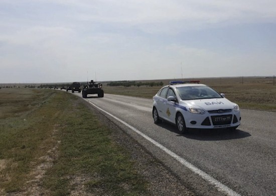 Мотострелки из Чечни на боевых машинах прибыли в Волгоградскую область