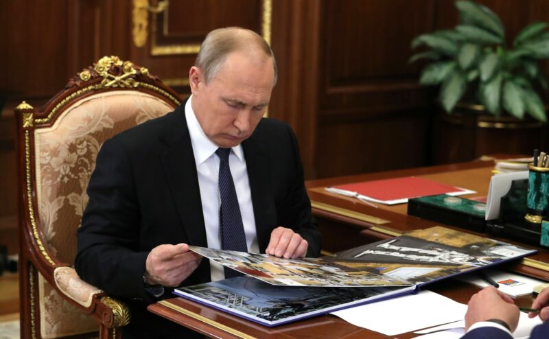 Владимир Путин подписал законы о “жучках”