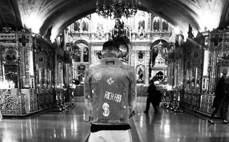 "Rich Ass": 32-летний Дмитрий Тарасов пришел в храм в куртке с двусмысленной надписью