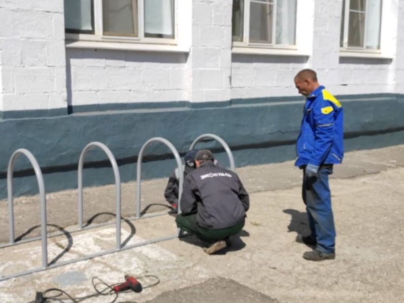 В Волгограде активисты сами ставят велостоянки у школ