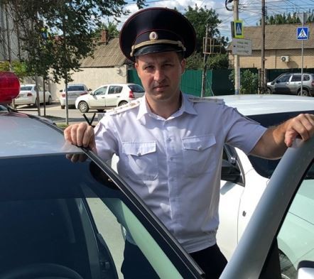 В Волгограде полицейский на улице кинулся за мужчиной, сорвавшим цепочку с прохожей