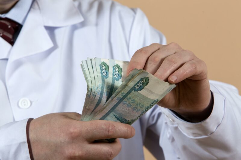 В Госдуме пересчитают зарплаты врачей и учителей
