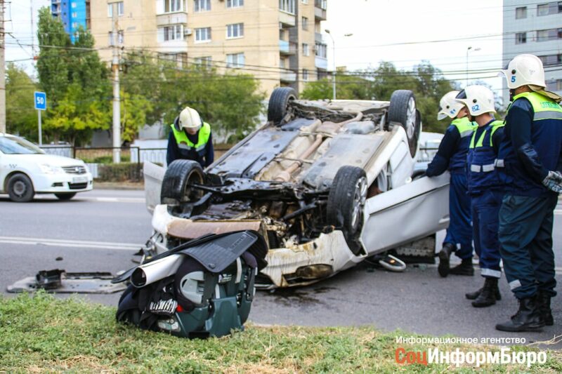 В центре Волгограда в перевернутой иномарке пострадал водитель