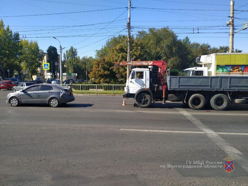 В Волгограде водитель КАМАЗа покалечил пассажиров “Kia Rio”