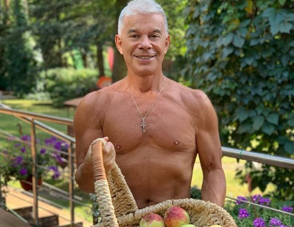 Полуголый Газманов похвастался яблоками из своего сада