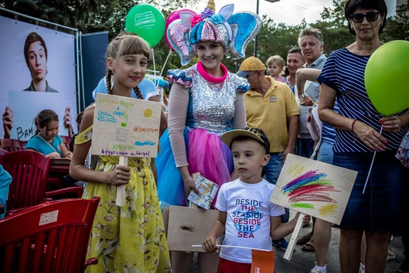 “Не свинячьте”: на фестивале «Вместе ярче» юные волгоградцы призвали земляков не мусорить