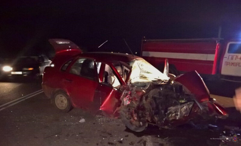В Волгоградской области при лобовом столкновении автомобилей пострадало пять человек, один погиб