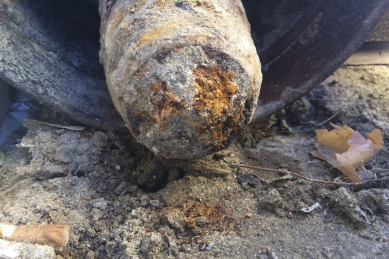 В Дзержинском районе на стройке экскаватор раскопал артиллерийский снаряд