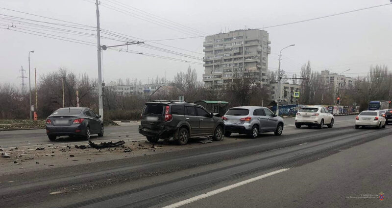 «Эффект домино»: в Волгограде произошло крупное ДТП