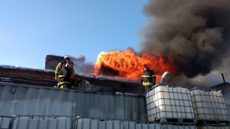 Пожарные два часа боролись с пожаром на строительной базе “ВИТ”