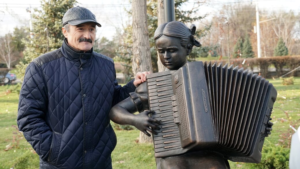 В сквере Пахмутовой открыли скульптуру "Девочка с аккордеоном"